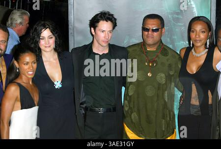 Oktober 2003; Los Angeles, Kalifornien, USA; Matrix Cast JADA PINKETT-SMITH, CARRIE-ANNE MOSS, KEANU REEVES, LAURENCE FISHBURNE & NONA GAYE bei der „Matrix Revolutions“-Weltpremiere in der Walt Disney Concert Hall. (Bild: Lisa O'Connor/ZUMAPRESS.com) Stockfoto