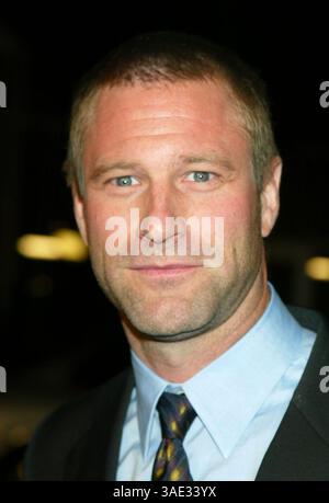 Dezember 2003; Hollywood, Kalifornien, USA; Schauspieler AARON ECKHART bei der "Paycheck"-Weltpremiere im Mann Chinese Theater. (Bild: Lisa O'Connor/ZUMAPRESS.com) Stockfoto