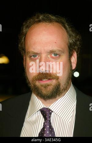 Dezember 2003; Hollywood, Kalifornien, USA; Schauspieler PAUL GIAMATTI bei der "Paycheck"-Weltpremiere im Mann Chinese Theater. (Bild: Lisa O'Connor/ZUMAPRESS.com) Stockfoto