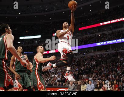 22. Februar 2012 - Chicago, IL, USA - die Chicago Bulls' Errick Rose (1) fährt in der ersten Halbzeit im United Center in Chicago, Illinois, am Mittwoch, den 22. Februar 2012 in den Korb gegen die Milwaukee Bucks. Die Bulls haben die Bucks übertroffen, 110-91. (Bild: © Nuccio Dinuzzo/Chicago Tribune/MCT/ZUMAPRESS.com) Stockfoto