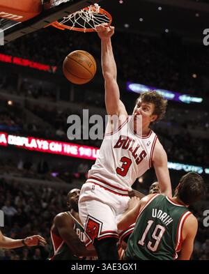 22. Februar 2012 - Chicago, IL, USA - die Chicago Bulls' Omer Asik (3) stürzt am Mittwoch, 22. Februar 2012 im United Center in Chicago, Illinois über den Milwaukee Bucks' Beno Udrih (19). Die Bulls haben die Bucks übertroffen, 110-91. (Bild: © Nuccio Dinuzzo/Chicago Tribune/MCT/ZUMAPRESS.com) Stockfoto