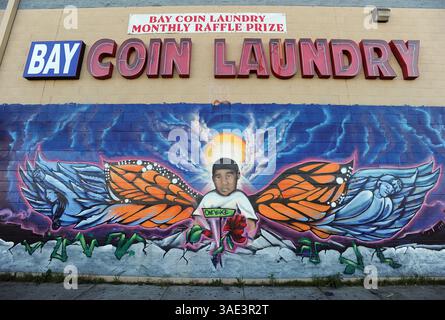 Februar 2012 - Oakland, CA, USA - Ein Wandgemälde, das Carlos Nava, Jr. gewidmet ist, ziert die Backsteinmauer am 6400 Block des International Boulevard in Oakland, Kalifornien, 15. Februar 2012. Der 3-Jährige wurde im August 2011 durch Waffengewalt getötet. Er war eines von drei Kindern, die in der letzten Hälfte des Jahres erschossen wurden. (Bild: © Karl Mondon/Oakland Tribune/MCT/ZUMAPRESS.com) Stockfoto