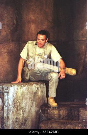 April 2001; Barcelona, Spanien; Nur Nordamerikanische Verkäufe! Schauspieler JEAN-CLAUDE VAN DAMME im Universal's Port Aventura, einem Freizeitpark in der Nähe von Barcelona, um die neue Attraktion „Feuertempel“ zu eröffnen. . (Kreditbild: Remi Agency/ZUMAPRESS.com) Stockfoto