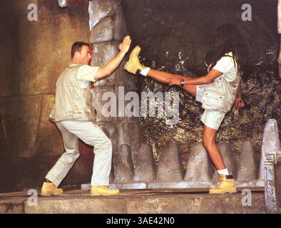 April 2001; Barcelona, Spanien; Nur Nordamerikanische Verkäufe! Schauspieler JEAN-CLAUDE VAN DAMME im Universal's Port Aventura, einem Freizeitpark in der Nähe von Barcelona, um die neue Attraktion „Feuertempel“ zu eröffnen. . (Kreditbild: Remi Agency/ZUMAPRESS.com) Stockfoto