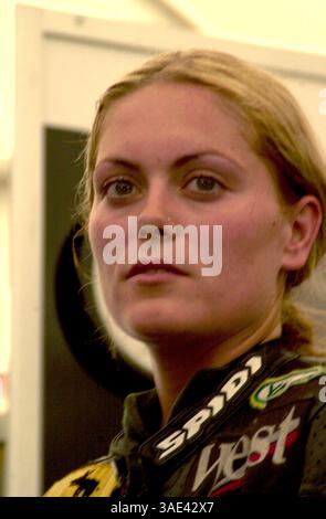 Mai 2001; Jerez, Spanien; nur nordamerikanische Verkäufe! Deutsche Fahrerin KATJIA POENSGEN, die einzige Frau, die beim Grand Prix der Jerez Motorcycle Rallye antrat. (Kreditbild: Remi Agency/ZUMAPRESS.com) Stockfoto