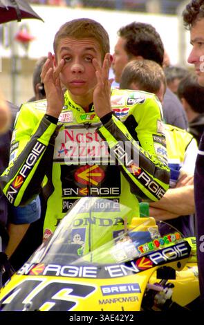 Mai 2001; Jerez, Spanien; nur nordamerikanische Verkäufe! Fahrer VALENTINO ROSSI, gewinnt das 500CC Rennen beim Grand Prix der Jerez Motorcycle Rally. (Kreditbild: Remi Agency/ZUMAPRESS.com) Stockfoto