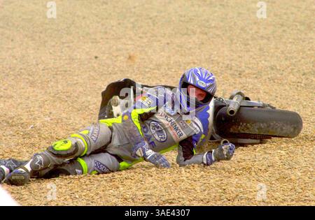 Mai 2001; Jerez, Spanien; nur nordamerikanische Verkäufe! Fahrer VENEMAN BARRY legt sein Fahrrad beim Grand Prix der Jerez Motorcycle Rally ab. (Kreditbild: Remi Agency/ZUMAPRESS.com) Stockfoto