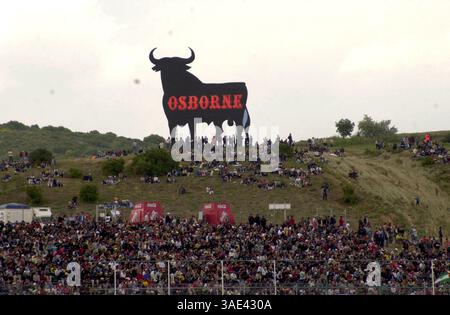 Mai 2001; Jerez, Spanien; nur nordamerikanische Verkäufe! Der Bulle von Osbourne überragt die Menge beim Grand Prix der Jerez Motorcycle Rally. (Kreditbild: Remi Agency/ZUMAPRESS.com) Stockfoto