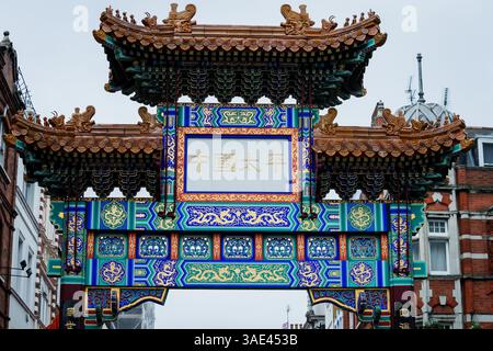 LONDON, GROSSBRITANNIEN. Februar 2025. Straßenszene in Chinatown. Chinatown ist eine ethnische Enklave in der City of Westminster, London, grenzt an Soho Stockfoto