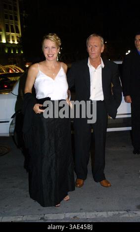 Juli 2001; Barcelona, Spanien; NUR nordamerikanische Rechte! Der australische Schauspieler PAUL HOGAN und seine Frau LINDA KOZLOWSKI in Barcelona für die Premiere von Hogans letztem Film „Crocodile Dundee“. . (Kreditbild: Remi Agency/ZUMAPRESS.com) Stockfoto