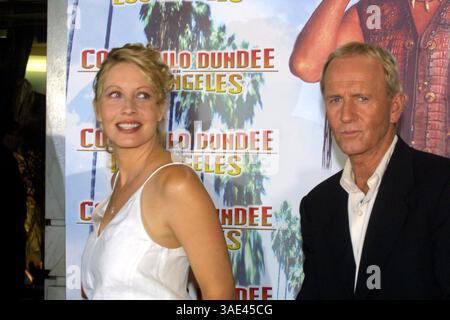 Juli 2001; Barcelona, Spanien; NUR nordamerikanische Rechte! Der australische Schauspieler PAUL HOGAN und seine Frau LINDA KOZLOWSKI in Barcelona für die Premiere von Hogans letztem Film „Crocodile Dundee“. . (Kreditbild: Remi Agency/ZUMAPRESS.com) Stockfoto