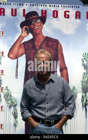 Juli 2001; Barcelona, Spanien; NUR nordamerikanische Rechte! Der australische Schauspieler PAUL HOGAN und seine Frau LINDA KOZLOWSKI in Barcelona für die Premiere von Hogans letztem Film „Crocodile Dundee“. . (Kreditbild: Remi Agency/ZUMAPRESS.com) Stockfoto