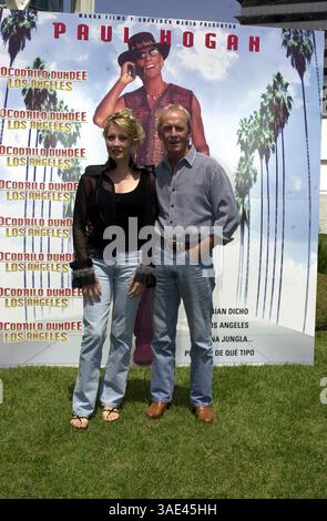 Juli 2001; Barcelona, Spanien; NUR nordamerikanische Rechte! Der australische Schauspieler PAUL HOGAN und seine Frau LINDA KOZLOWSKI in Barcelona für die Premiere von Hogans letztem Film „Crocodile Dundee“. . (Kreditbild: Remi Agency/ZUMAPRESS.com) Stockfoto
