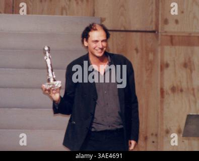 September 2001; San Sebastian, Spanien; NUR Verkauf in den USA! Gewinner des Sonderpreises JOSE LUIS GUERIN bei den „Concha de Oro Awards“ für die Auszeichnung der spanischen Filmfestspiele. (Kreditbild: Remi Agency/ZUMAPRESS.com) Stockfoto