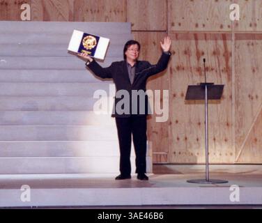 September 2001; San Sebastian, Spanien; NUR Verkauf in den USA! Schauspieler ORLAND LUBBERT zeigt La Concha de oro bei den „Concha de Oro Awards“, die die Teilnehmer des Spanischen Filmfestivals würdigten. (Kreditbild: Remi Agency/ZUMAPRESS.com) Stockfoto