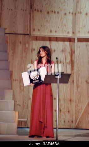 September 2001; San Sebastian, Spanien; NUR Verkauf in den USA! Die Schauspielerin PILAR LOPEZ AYALA bei den „Concha de Oro Awards“ würdigt die Teilnehmer des Spanischen Filmfestivals. (Kreditbild: Remi Agency/ZUMAPRESS.com) Stockfoto
