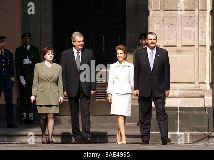 April 2002; Mexiko-Stadt, N/A, Mexiko; der mexikanische Präsident VICENTE FOX QUESADA erhielt den offiziellen Besuch des tschechischen Premierministers MILOS ZEMAN, der hier mit ihren Ehefrauen IVANA ZEMANOVA und MARTA SAHAGUN DE FOX abgebildet ist. . (Kreditbild: Remi Agency/ZUMAPRESS.com) Stockfoto