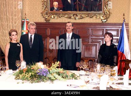 April 2002; Mexiko-Stadt, N/A, Mexiko; der mexikanische Präsident VICENTE FOX QUESADA empfing den offiziellen Besuch des tschechischen Premierministers MILOS ZEMAN, der hier mit seinen Ehefrauen IVANA ZEMANOVA & MARTA SAHAGUN DE FOX abgebildet ist. (Kreditbild: Remi Agency/ZUMAPRESS.com) Stockfoto