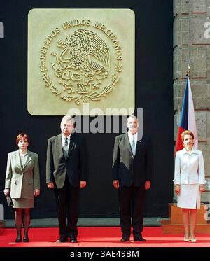 April 2002; Mexiko-Stadt, N/A, Mexiko; der mexikanische Präsident VICENTE FOX QUESADA empfing den offiziellen Besuch des tschechischen Premierministers MILOS ZEMAN, der hier mit seinen Ehefrauen IVANA ZEMANOVA & MARTA SAHAGUN DE FOX abgebildet ist. (Kreditbild: Remi Agency/ZUMAPRESS.com) Stockfoto