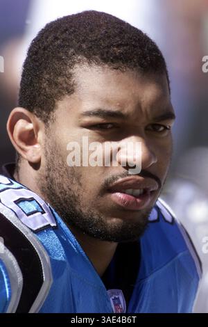 Oktober 2003; Charlotte, NC, USA; Carolina Panthers Defensive Ende JULIUS PAPRIKA. Die Titans besiegten die Carolina Panthers 37-17 im Ericsson Stadium in Charlotte. (Bild: Nell Redmond/ZUMAPRESS.com) Stockfoto