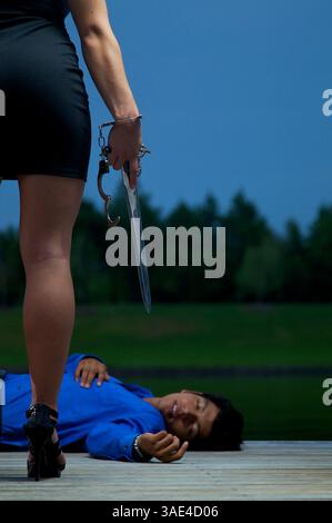 Februar 2010 - Arlington, Texas, Vereinigte Staaten von Amerika - DATEI FOTO. Dieses Foto hat nichts mit dem bevorstehenden Spiel zwischen den Dallas Cowboys und den Houston Texans zu tun. Dallas Cowboys QB Tony Romo (#9) fällt in der Action im 1. Quartal zurück, als er von Eagles DT Adrian Jones (Credit Image: Anthony Vasser/SGM/ZUMAPRESS.com) gehetzt wird. Stockfoto