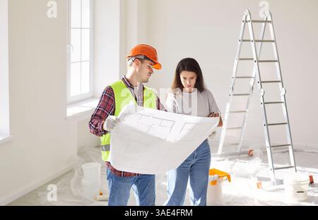 Auftragnehmer Bespricht Blueprint Und Schätzung Mit Dem Kunden Stockfoto