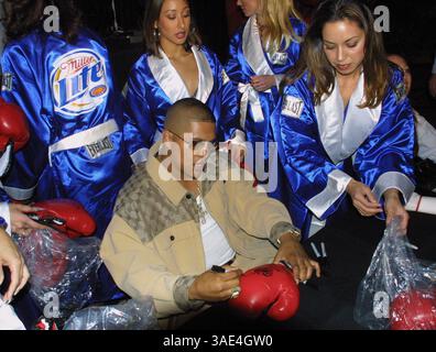 März 2003; Las Vegas, USA; Super-Welterweight-Boxer FERNANDO VARGAS in Las vegas unterzeichnet Boxhandschuhe für Boxfans, umgeben von Youmg-Damen in Bikinis. Vargas wurde mit einer Geldstrafe von 100.000 $ belegt und neun Monate lang verboten, nachdem er positiv auf Steroide getestet hatte. Vargas verlor seinen letzten Kampf gegen Oscar de La Hoya. (Bild: Ruaridh Stewart/ZUMAPRESS.com) Stockfoto