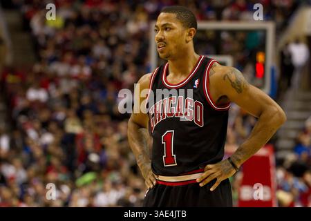 4. März 2012: Derrick Rose (1) der Chicago Bulls Point Guard sieht sich während des NBA-Spiels zwischen den Chicago Bulls und den Philadelphia 76ers im Wells Fargo Center in Philadelphia, Pennsylvania, an. Chicago Bulls Beats the Philadelphia 76ers, 96-91.(Bild: © Chris Szagola/Cal Sport Media/ZUMAPRESS.com) Stockfoto