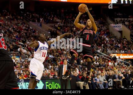 4. März 2012: Derrick Rose (1) der Chicago Bulls Point Guard schlägt im NBA-Spiel zwischen den Chicago Bulls und den Philadelphia 76ers im Wells Fargo Center in Philadelphia, Pennsylvania, den Punktwächter Jrue Holiday (11) der Philadelphia 76ers vor. Chicago Bulls Beats the Philadelphia 76ers, 96-91.(Bild: © Chris Szagola/Cal Sport Media/ZUMAPRESS.com) Stockfoto