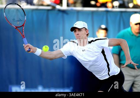 4. März 2012: Delray Beach, FL, USA: Kevin Anderson kehrt beim Sieg gegen Marinko Matosevic im ITC Delray Beach in Florida am 4. März 2012 zurück. (Abbildung: © Robert Duyos/Sun Sentinel/MCT/ZUMAPRESS.com) Stockfoto