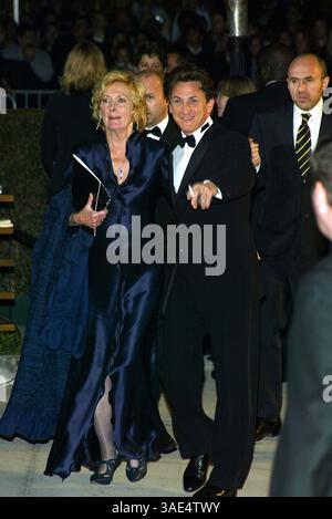 Februar 2004; West Hollywood, CA, USA; Schauspieler SEAN PENN und Gast bei der Vanity Fair Oscar After Party 2004 in Mortons. (Bild: Rena Durham/ZUMAPRESS.com) Stockfoto