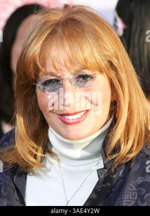 Mai 2004; Hollywood, CA, USA; Regisseur PENNY MARSHALL bei der Premiere von „Raising Helen“ im El Capitan Theatre. (Bild: Rena Durham/ZUMAPRESS.com) Stockfoto