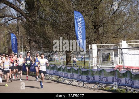 6. April 2025, Brighton, UK Brighton Annual Marathon Tausende von Menschen laufen durch die Straßen des Badeorts Brighton und Hove. Menschenmassen versammeln sich, um sie anzufeuern. Der Start am Preston Park wird hier gezeigt. Foto: Roland Ravenhill/Alamy Stockfoto