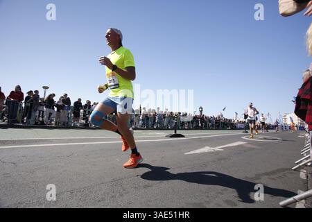6. April 2025, Brighton, UK Brighton Annual Marathon Tausende von Menschen laufen durch die Straßen des Badeorts Brighton und Hove. Menschenmassen versammeln sich, um sie anzufeuern, in der Nähe des Brighton Palace Pier. Foto: Roland Ravenhill/Alamy Stockfoto