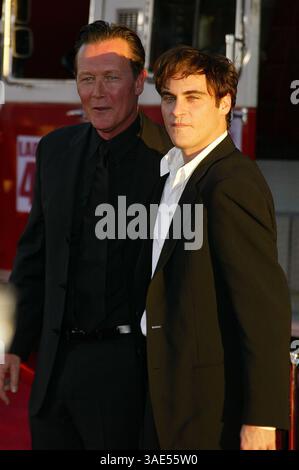 September 2004; Hollywood, CA, USA; die Schauspieler ROBERT PATRICK und JOAQUIN PHOENIX bei der Uraufführung von „Ladder 49“ im El Capitan Theatre. (Bild: Rena Durham/ZUMAPRESS.com) Stockfoto