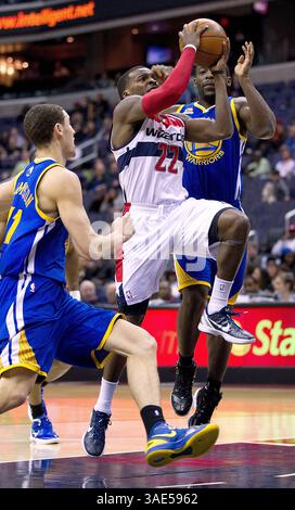 5. März 2012 – Washington, DC, USA – Washington Wizards Guard Shelvin Mack (22) fährt in den Korb zwischen dem Golden State Warriors Guard Klay Thompson (11), links und dem Guard Charles Jenkins (22), während der zweiten Hälfte ihres Spiels im Verizon Center in Washington, D.C., am Montag, 5. März 2012. Der Golden State besiegte Washington von 120 bis 100. (Bild: © Harry E. Walker/MCT/MCT/ZUMAPRESS.com) Stockfoto