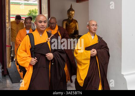 Buddhistische Mönche im Tempel des liegenden Buddha, Wat Pho Tempel, Bangkok, Thailand, Asien Stockfoto