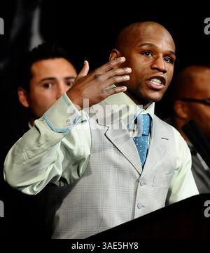 Mai 1,2010. Las Vegas NV.USA. Floyd ''Money'' Mayweather Jr. spricht mit den Medien nach seinem Sieg über Sugar Shane Mosley im MGM Grand Hotel in Las Vegas NV (Credit Image: Gene Blevins/ZUMAPRESS.com) Stockfoto