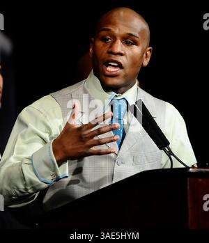 Mai 1,2010. Las Vegas NV.USA. Floyd ''Money'' Mayweather Jr. spricht mit den Medien nach seinem Sieg über Sugar Shane Mosley im MGM Grand Hotel in Las Vegas NV (Credit Image: Gene Blevins/ZUMAPRESS.com) Stockfoto