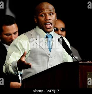 Mai 1,2010. Las Vegas NV.USA. Floyd ''Money'' Mayweather Jr. spricht mit den Medien nach seinem Sieg über Sugar Shane Mosley im MGM Grand Hotel in Las Vegas NV (Credit Image: Gene Blevins/ZUMAPRESS.com) Stockfoto