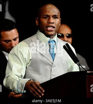 Mai 1,2010. Las Vegas NV.USA. Floyd ''Money'' Mayweather Jr. spricht mit den Medien nach seinem Sieg über Sugar Shane Mosley im MGM Grand Hotel in Las Vegas NV (Credit Image: Gene Blevins/ZUMAPRESS.com) Stockfoto