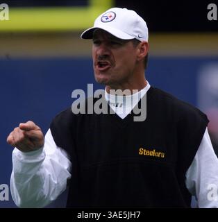 September 2000; Pittsburgh, Pennsylvania, USA; Pittsburgh Steelers Head Coach BILL COWHER nimmt sich bei einem Matchup gegen die Tennessee Titans mit einem Schiedsrichter auseinander. Die Titans haben mit 23:20. (Bild: Jason Cohn/ZUMAPRESS.com) Stockfoto