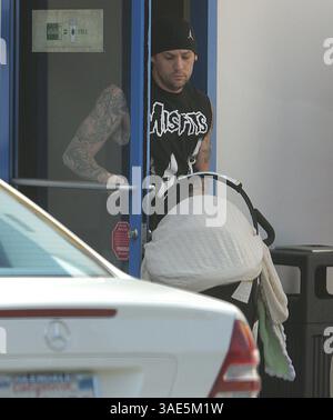 Juni 2008 - Los Angeles, Kalifornien, USA - Daddy JOEL MADDEN, 26, mit Tattoos Ankunft mit Baby-Tochter HARLOW, 5 Monate, in einem Café, für eine Abholung am Sonntag-Morgen (Credit Image: Jack Carter/ZUMAPRESS.com) Stockfoto