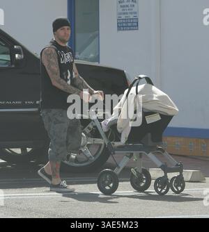 Juni 2008 - Los Angeles, Kalifornien, USA - Daddy JOEL MADDEN, 26, mit Tattoos Ankunft mit Baby-Tochter HARLOW, 5 Monate, in einem Café, für eine Abholung am Sonntag-Morgen (Credit Image: Jack Carter/ZUMAPRESS.com) Stockfoto