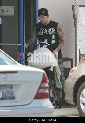 Juni 2008 - Los Angeles, Kalifornien, USA - JOEL MADDEN, 26, Ankunft mit Baby-Tochter HARLOW, 5 Monate, in einem Café, für eine Abholung am Sonntag-Morgen (Bild: Jack Carter/ZUMAPRESS.com) Stockfoto