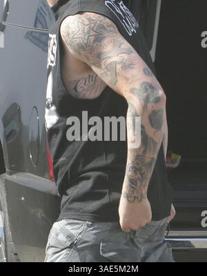 Juni 2008 - Los Angeles, Kalifornien, USA - Daddy JOEL MADDEN, 26, mit Tattoos Ankunft mit Baby-Tochter HARLOW, 5 Monate, in einem Café, für eine Abholung am Sonntag-Morgen (Credit Image: Jack Carter/ZUMAPRESS.com) Stockfoto