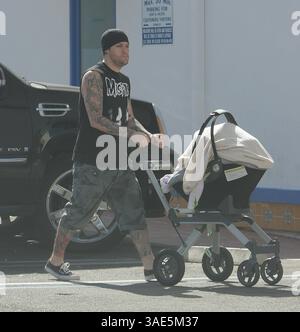 Juni 2008 - Los Angeles, Kalifornien, USA - Daddy JOEL MADDEN, 26, Ankunft mit Baby-Tochter HARLOW, 5 Monate, in einem Café, für eine Abholung am Sonntag-Morgen (Bild: Jack Carter/ZUMAPRESS.com) Stockfoto