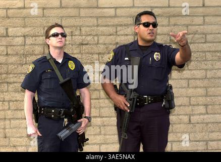 März 2001; El Cajon, Kalifornien, USA; Polizeibeamte stehen Wache vor der Granite Hills High School, nachdem 7 Menschen verletzt wurden. März 22 @ einer Vorstadt San Diego High School, sechs Meilen von der Stelle entfernt, wo Anfang des Monats eine weitere Schießerei stattfand. Der mutmaßliche Schütze Jason Hoffman, 18 Student an der Granite Hills High School in El Cajon östlich von San Diego, wurde von einem Polizisten auf dem Campus erschossen und in ein nahegelegenes Krankenhaus gebracht. . (Kreditbild: Earl S. Cryer/ZUMAPRESS.com) Stockfoto