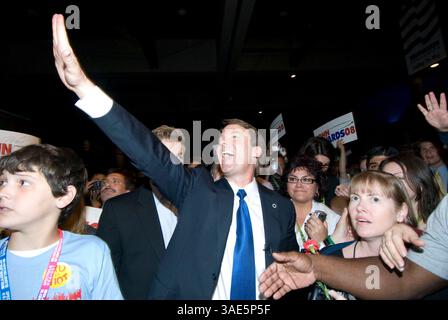 29. April 2007: San Diego, CA, USA - der hoffnungsvolle demokratische Präsident JOHN EDWARDS begrüßt die Anhänger der California Democratic Convention in San Diego. (Kreditbild: Earl S. Cryer/ZUMAPRESS.com) Stockfoto