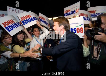 29. April 2007: San Diego, CA, USA - der hoffnungsvolle demokratische Präsident JOHN EDWARDS begrüßt die Anhänger der California Democratic Convention in San Diego. (Kreditbild: Earl S. Cryer/ZUMAPRESS.com) Stockfoto